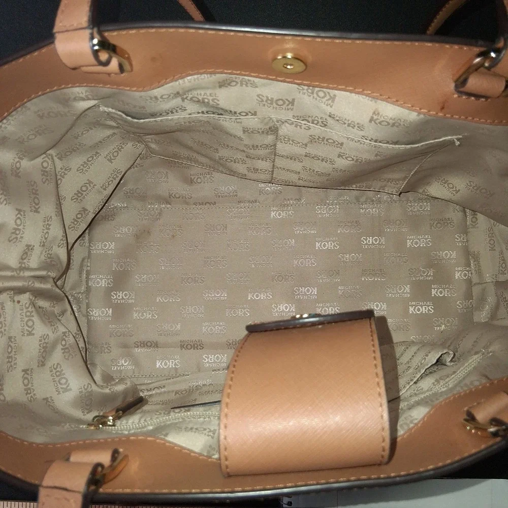 Michael Kors handle/shoulder tote two Tone Pebbled‎ Leather EUC one pen mark int